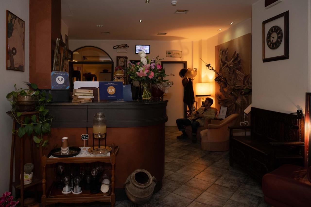 Hotel Magnolia アルベンガ エクステリア 写真