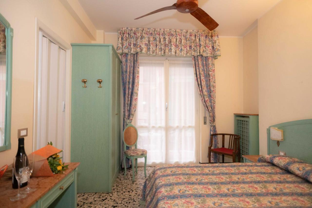 Hotel Magnolia アルベンガ エクステリア 写真