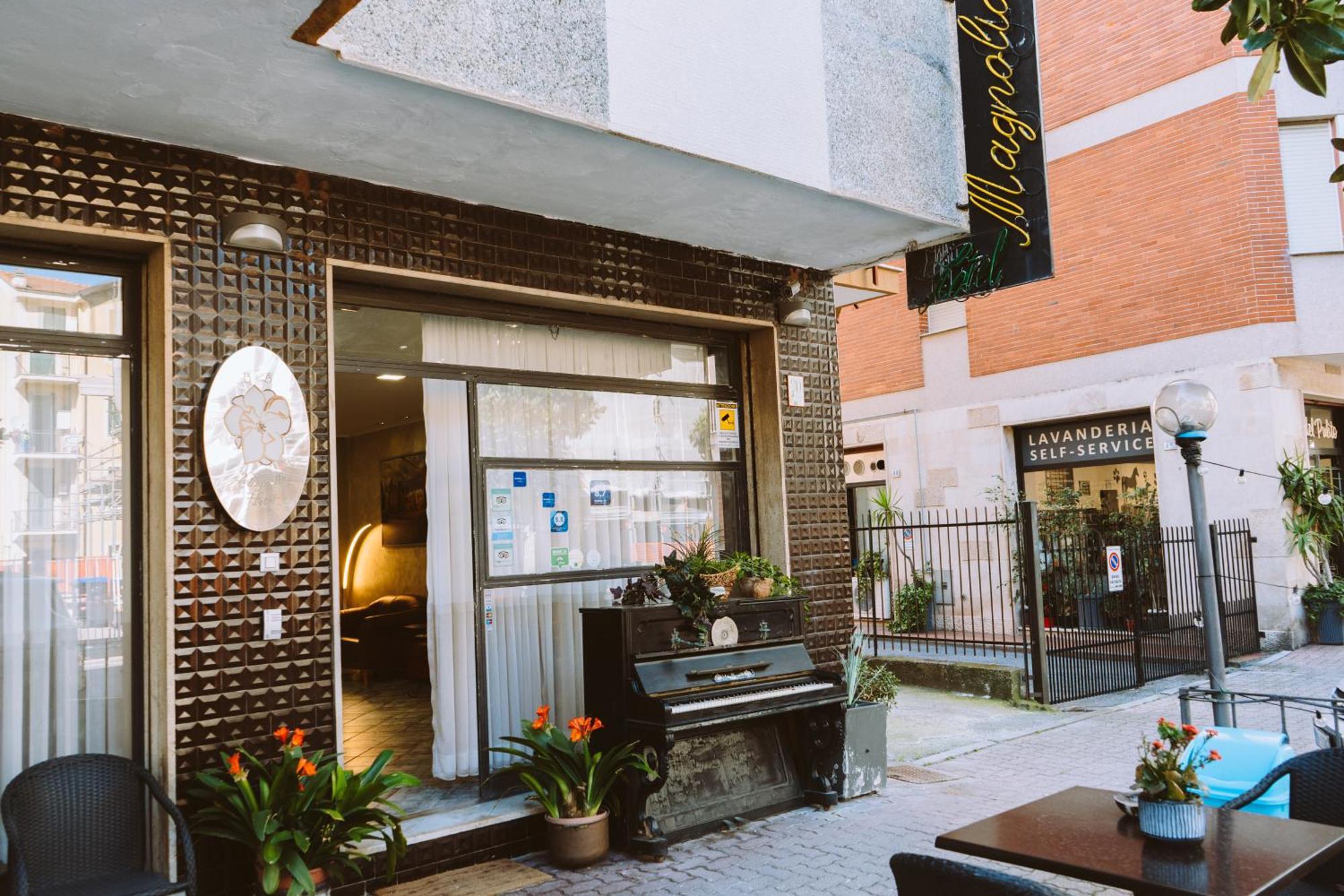 Hotel Magnolia アルベンガ エクステリア 写真